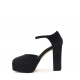 Zapato de terciopelo con plataforma en color negro y cierre de hebilla