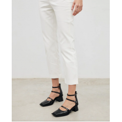 Zapato de tacón cerrado en color negro