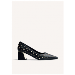 Zapatos de tacón tipo salones con tachas y ollados en acabado dorado