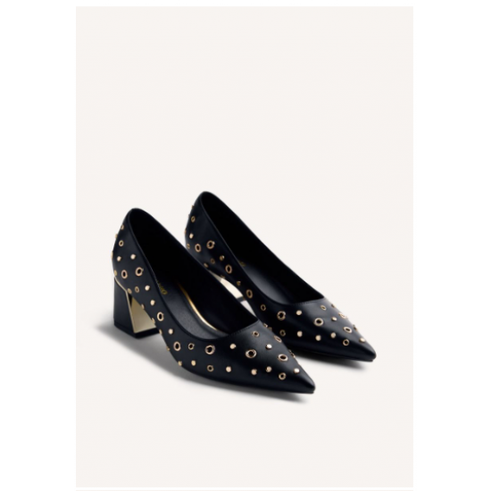 Zapatos de tacón tipo salones con tachas y ollados en acabado dorado