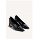 Zapatos de tacón tipo salones con tachas y ollados en acabado dorado