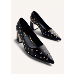 Zapatos de tacón tipo salones con tachas y ollados en acabado dorado
