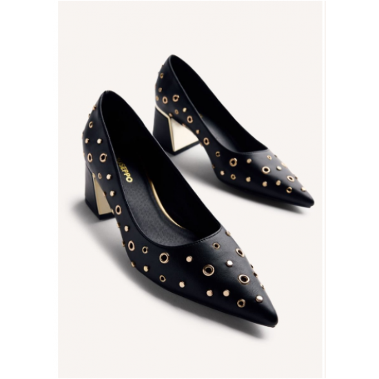 Zapatos de tacón tipo salones con tachas y ollados en acabado dorado