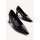 Zapatos de tacón tipo salones con tachas y ollados en acabado dorado