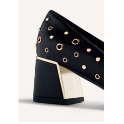 Zapatos de tacón tipo salones con tachas y ollados en acabado dorado