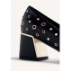 Zapatos de tacón tipo salones con tachas y ollados en acabado dorado